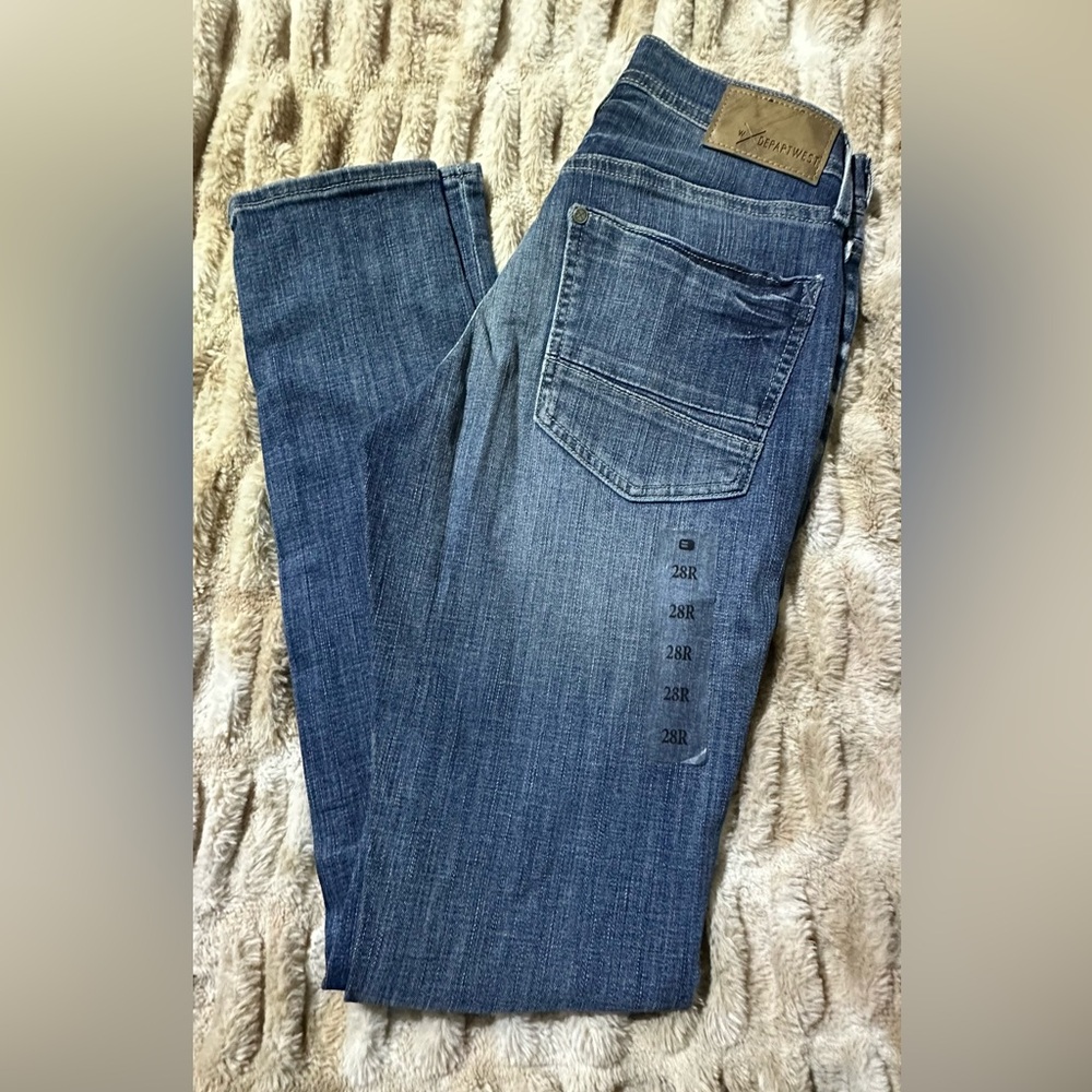 New Men’s Buckle Jeans. Size 28.